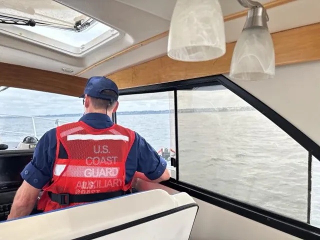 Bellingham Bay, Wash. — Maneuvering alongside during the recovery drill. U.S. Coast Guard Auxiliary photo.