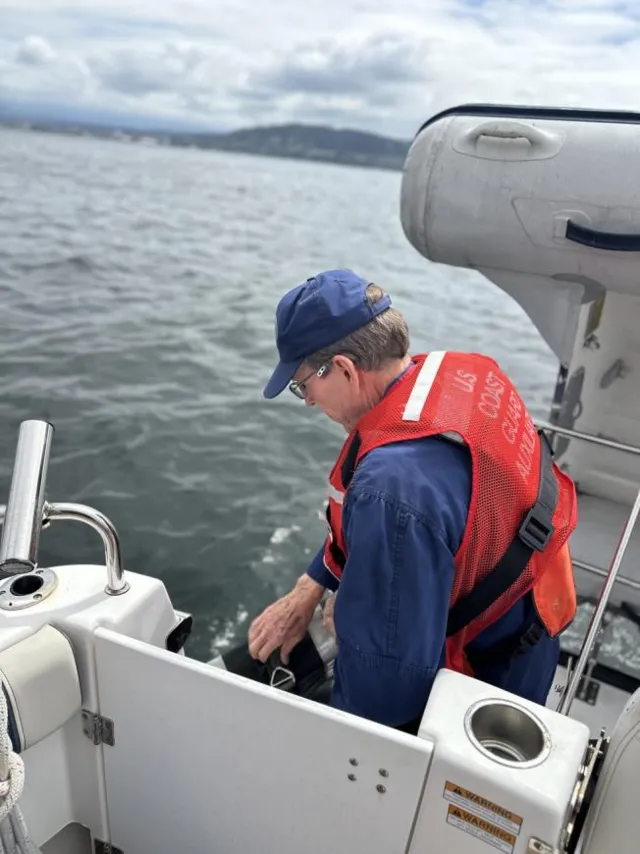 Bellingham Bay, Wash. — Readying recovery gear on deck. U.S. Coast Guard Auxiliary photo.